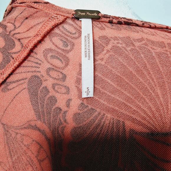 Free People Top Amour Abstract Floral Split Short Sleeve V-Neck Rayon Knit Sz S - Picture 6 of 8